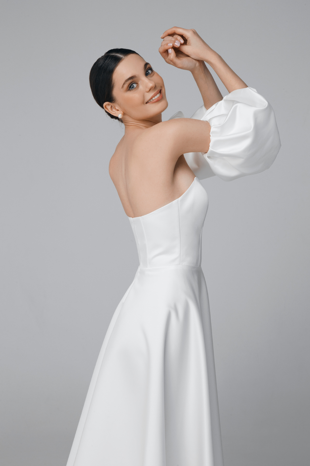 Casual wedding dress with detachable sleeves